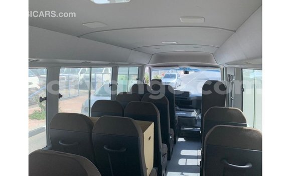 Acheter Import Voiture Toyota Coaster Blanc à Import - Dubai, Namibie Acheter Import Voiture Toyota Coaster Blanc à Import - Dubai, Namibie