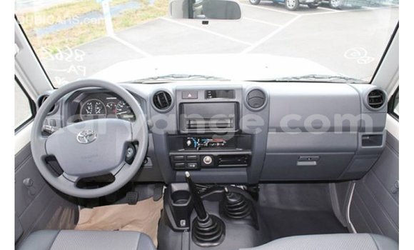 Acheter Import Voiture Toyota Land Cruiser Blanc à Import - Dubai, Namibie Acheter Import Voiture Toyota Land Cruiser Blanc à Import - Dubai, Namibie