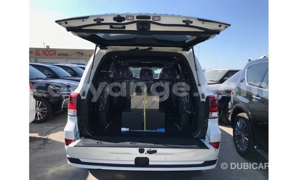 Acheter Import Voiture Toyota Land Cruiser Blanc à Import - Dubai, Namibie Acheter Import Voiture Toyota Land Cruiser Blanc à Import - Dubai, Namibie