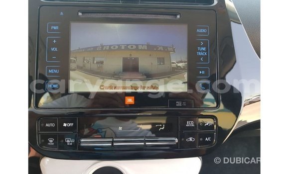 Acheter Import Voiture Toyota Prius Blanc à Import - Dubai, Namibie Acheter Import Voiture Toyota Prius Blanc à Import - Dubai, Namibie