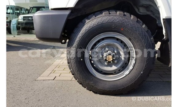 Acheter Import Voiture Toyota Land Cruiser Blanc à Import - Dubai, Namibie Acheter Import Voiture Toyota Land Cruiser Blanc à Import - Dubai, Namibie