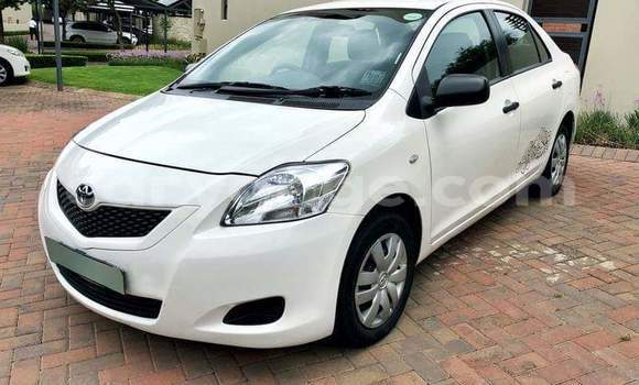 Acheter Occasion Voiture Toyota Yaris Blanc à Windhoek, Namibie Acheter Occasion Voiture Toyota Yaris Blanc à Windhoek, Namibie