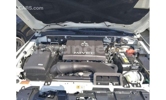 Acheter Import Voiture Mitsubishi Pajero Blanc à Import - Dubai, Namibie Acheter Import Voiture Mitsubishi Pajero Blanc à Import - Dubai, Namibie