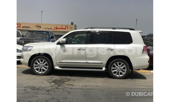 Acheter Import Voiture Toyota Land Cruiser Blanc à Import - Dubai, Namibie Acheter Import Voiture Toyota Land Cruiser Blanc à Import - Dubai, Namibie