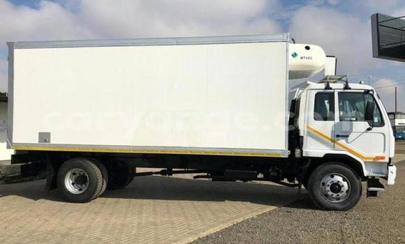 Acheter Occasion Utilitaire Nissan UD Blanc à Windhoek, Namibie Acheter Occasion Utilitaire Nissan UD Blanc à Windhoek, Namibie