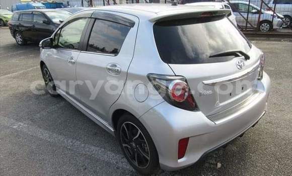 Acheter Occasion Voiture Toyota Vitz Gris à Windhoek, Namibie Acheter Occasion Voiture Toyota Vitz Gris à Windhoek, Namibie