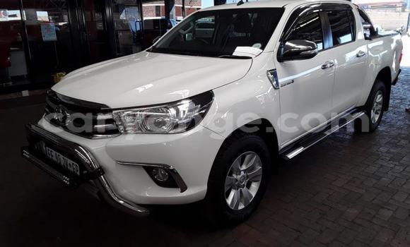 Buy Used Toyota Hilux White Car in Gobabis in Omaheke
