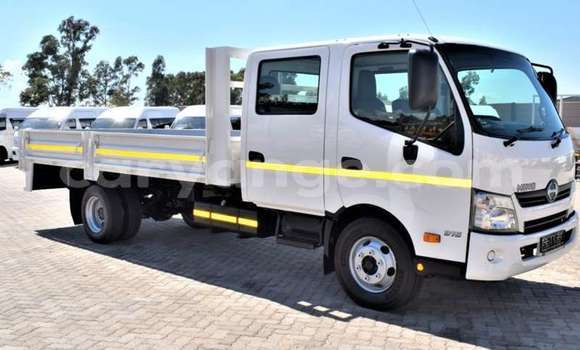 Acheter Occasion Utilitaire Hino 300 Series Blanc à Henties Bay, Erongo Acheter Occasion Utilitaire Hino 300 Series Blanc à Henties Bay, Erongo