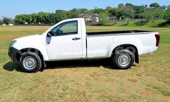 Acheter Occasion Voiture Isuzu KB Blanc à Windhoek, Namibie Acheter Occasion Voiture Isuzu KB Blanc à Windhoek, Namibie