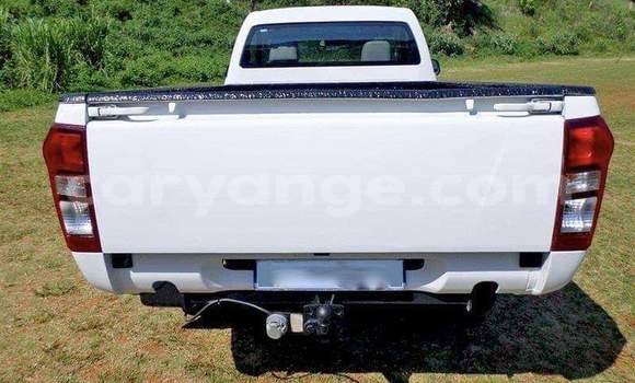 Acheter Occasion Voiture Isuzu KB Blanc à Windhoek, Namibie Acheter Occasion Voiture Isuzu KB Blanc à Windhoek, Namibie